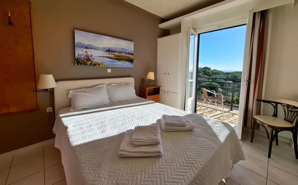 Two Bedroom Comfort Family Room with Sea View (4)